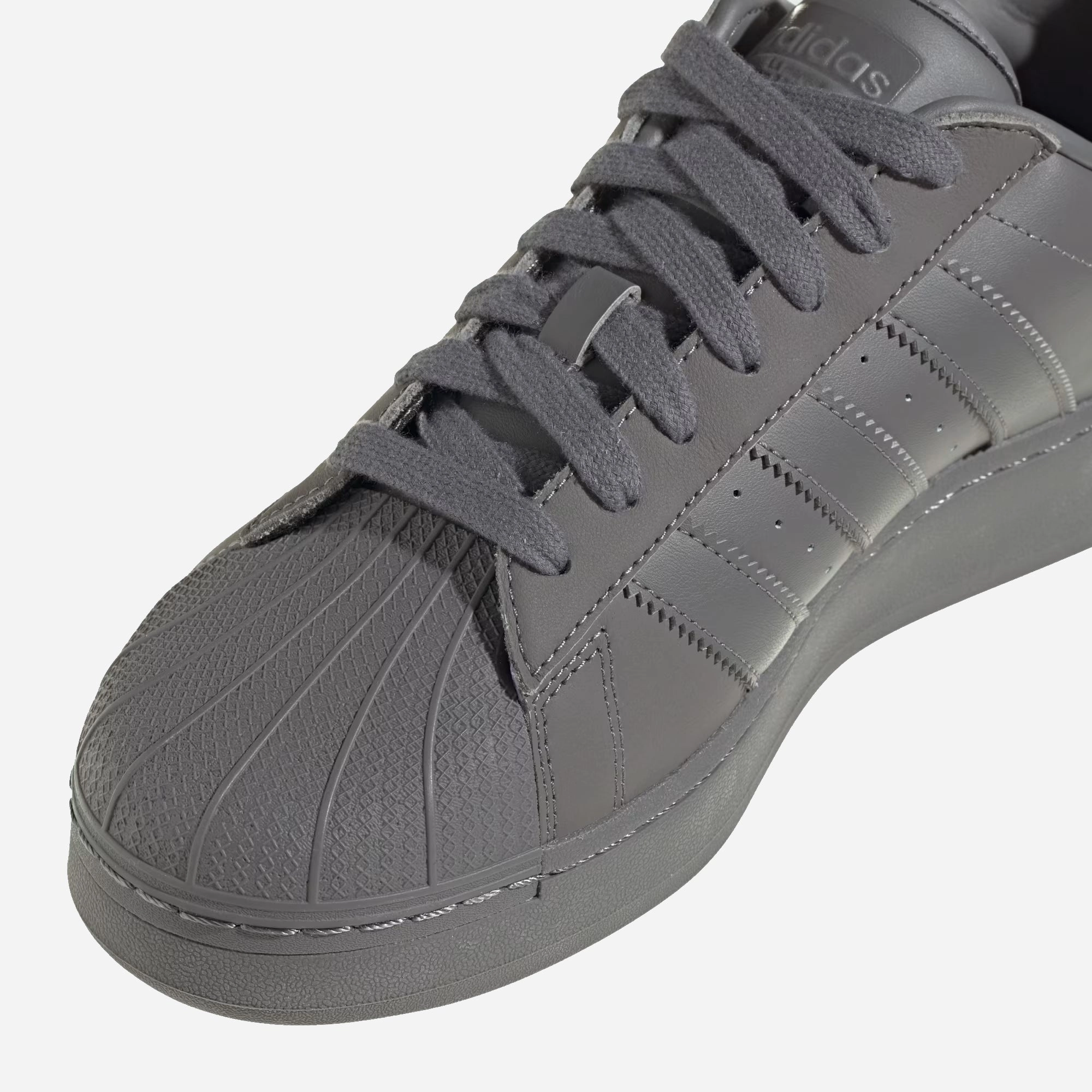Adidas Originals | SUPERSTAR XLG  { GREY FOUR/CORE BLACK