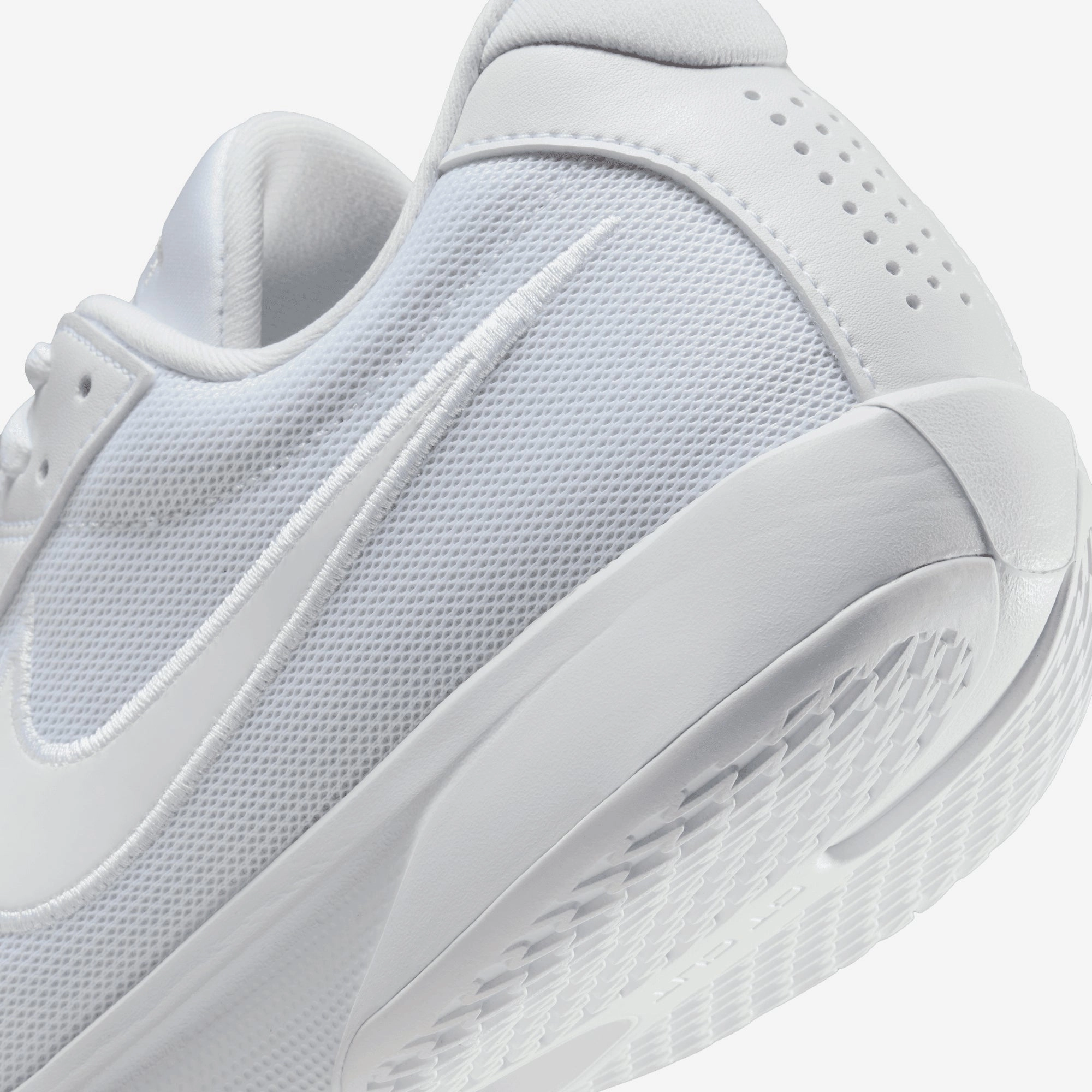 NIKE | G.T. HUSTLE ACADEMY EP { WHITE/WHITE-PHOTON DUST