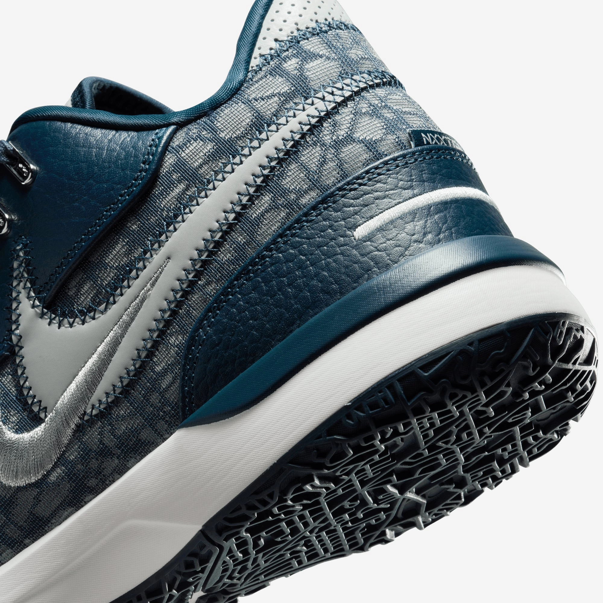 Nike | LEBRON NXXT GEN AMPD EP { ARMORY NAVY/LIGHT SILVER-SAIL